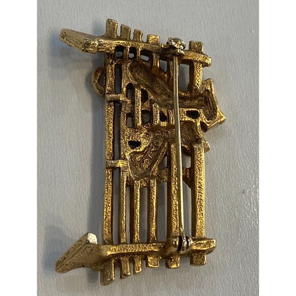 Vintage AJC Signed Cats on Park Bench Gold Tone Brooch Pin - Picture 5 of 5